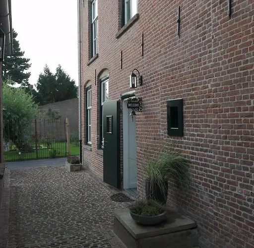 Monument076 Bed and Breakfast 3*